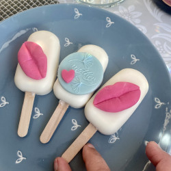 'Pucker Up' Mother's Day Trio Of Cakesicles