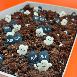 Graveyard Tray Bake for 32