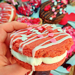 VG Strawberries & Cream Cookie Sandwich - Valentine&rsquo;s Limited Edition