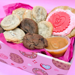 Valentines &lsquo;Kiss Me&rsquo; Treat Gift Box