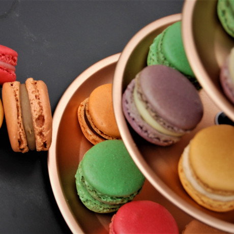 18 Classic Macarons