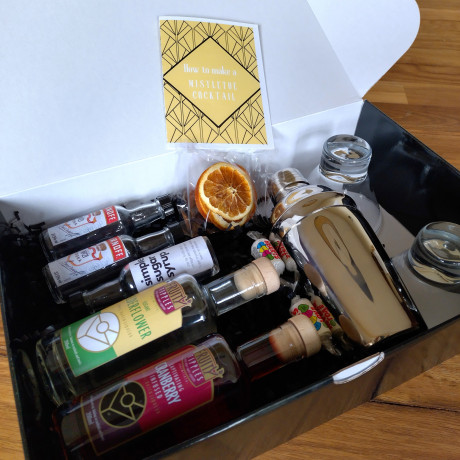 Mistletoe martini cocktail set