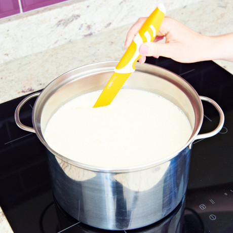 cutting curds