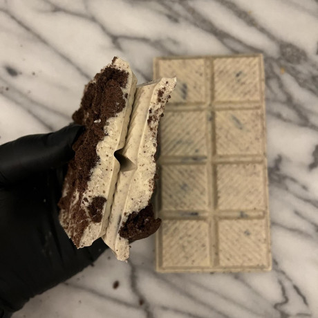 Cookies & Cream Chocolate Bar
