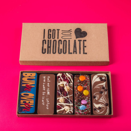 Gift box with five handmade chocolate bars, including “Bun in. Oven on.” – a light-hearted treat for expecting parents who appreciate good chocolate and a bit of cheek.