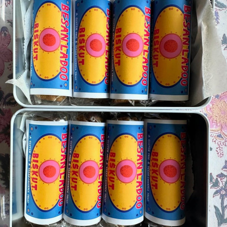 Biskut Bar Starter Kit - South Asian Biscuit Tin with Choice of Biscuit Pair