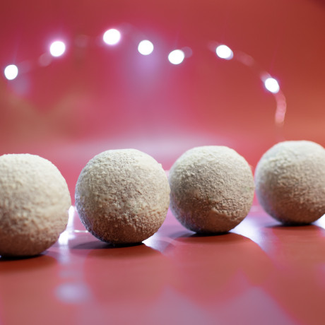 Velvet Crisp-filled Snowballs