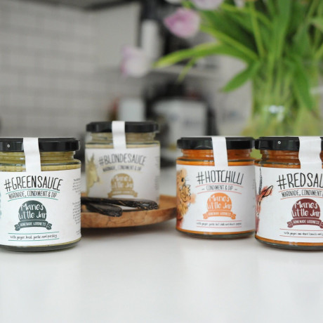 Gift pack of 4 marinades , sauces and dips plus a HotChilli sauce.